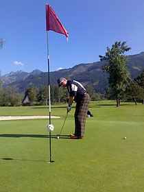 Loch 8 am Platz Kitzsteinhorn des Golfclub Zell am See.