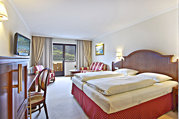 Junior Suite mit Balkon zum Ort und See im Hotel Berner in Zell am See.