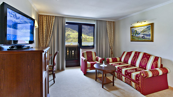Suite mit zwei Balkonen zum Ort und See im Hotel Berner in Zell am See.