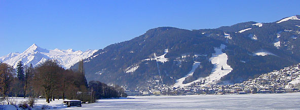 View over the frozen lake onto Zell am See and the Schmittenhöhe.