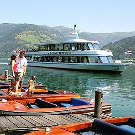Get out on the lake with a rowing boat or the MS Schmittenhöhe!